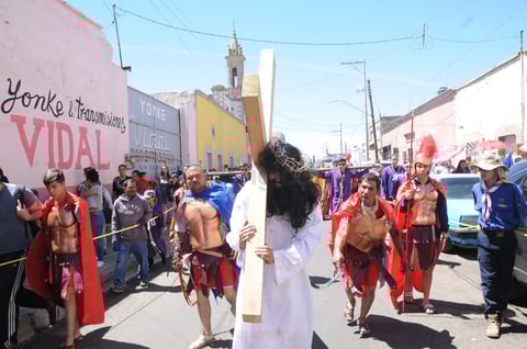 Cientos de fieles presenciaron la representación del juicio contra Jesucristo.
