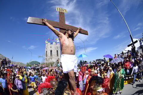 Alrededor de las 11:35 de la mañana los soldados romanos dieron muerte a Cristo con una lanza, la cruz se levantó ante la mirada de los asistentes para escenificar los últimos momentos del mesías.