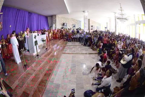 El obispo de Torreón, Luis Martín Barraza, emitió su mensaje de semana santa y al finalizar el mensaje ante unos mil 500 asistentes al templo del Santuario de las Noas, en Torreón.