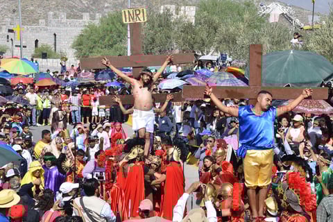 Los asistentes al tradicional Viacrucis de Torreón se acomodaron alrededor de las la estación número 14, con teléfonos celulares fotografiaron y grabaron la representación de la muerte de Cristo.