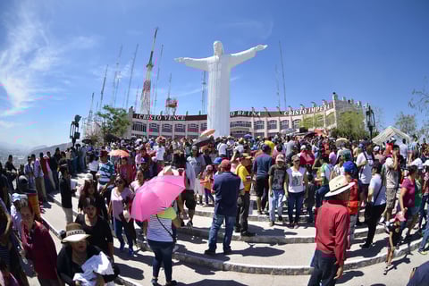 Cerca del mediodía del viernes, con el Viacrucis a punto de terminar, se reportaban entre 35 y 40 mil personas desde las faldas del cerro hasta la explanada, misma que lució llena ante la llegada de los actores, del obispo de Torreón y del propio gobernador del estado de Coahuila.