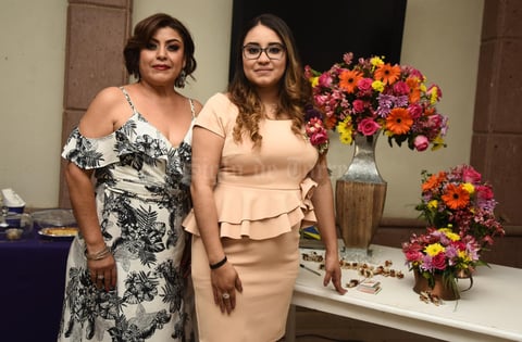 20042019 LE DICE ADIóS A LA SOLTERíA.  Claudia Alejandra Hernández Ramírez con Claudia Ramírez Delgado, organizadora de su fiesta de despedida.