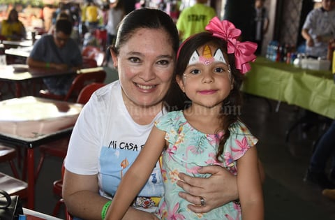 19042019 EN UNA KERMéS.  Rosalinda y María Emilia.