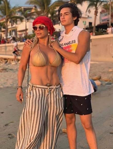 Niurka no perdió oportunidad de salir de vacaciones al mar y lo hizo con su hijo Emilio, quien en fechas recientes se ha vuelto un 'boom' en redes sociales por el fenómeno 'Aristemo' surgido en la novela Mi marido tiene más familia.