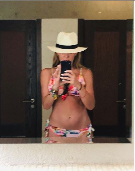 'Arenita playita lavidaesunhermosoregalo #unpoquitotuya #mamoatriunfa #marjoriedesousa #vamos por ti playita', escribió Marjorie de Sousa en una foto en donde aparece en traje de baño.
