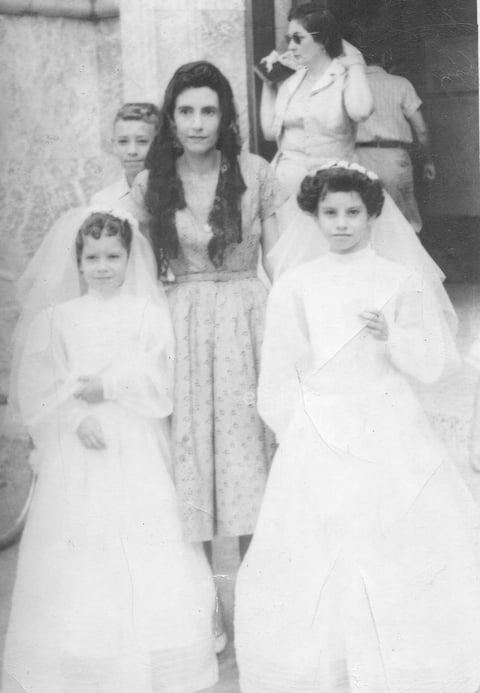 Sra. Amparo de Mora (f) con sus hijas: Amparo (f) y Cecilia