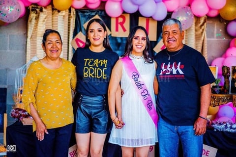 21042019 DESPEDIDA EN FAMILIA.  Abril Meza con su mamá, Guillermina Rodríguez, su papá, Juan José Meza, y su hermana, Alba Meza.