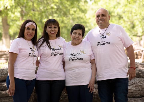 22042019 EN FAMILIA.  Carolina con sus hijos: Paty, Mario y Carolina.