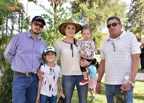 22042019 EN LA PROCESIóN DEL SILENCIO.  Luis Felipe Muñoz, Luis Felipe Muñoz Jr., Daniela Mesta, Bárbara Muñoz y Ángel Mesta.