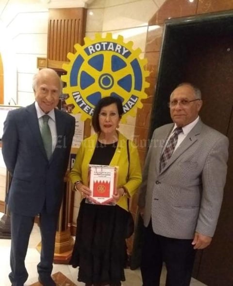 23042019 RECONOCEN SU LABOR.  Dra. Imelda Ortiz de Widen con el presidente del Dawani Group Holding, Abdul Hussain Khalil Dawani, y el presidente de la Cia. Cork Investments, en la entrega del Banderín del Club Rotario de Manama, Bahrain, por el Presidente de los Rotarios Chetan Bhatia como invitada distinguida en su reunión en Bahrain.