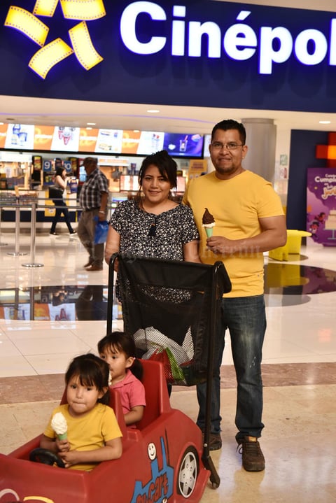 23042019 EN FAMILIA.  Haydée, Galilea, Eva y Adrián.