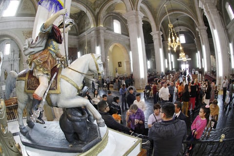 La figura fue esculpida por un autor desconocido, aunque se le atribuye a Diego de Ibarra, en técnica de madera estofada, policromada y encarnada, en la que San Jorge luce montado a caballo y sobre un dragón.