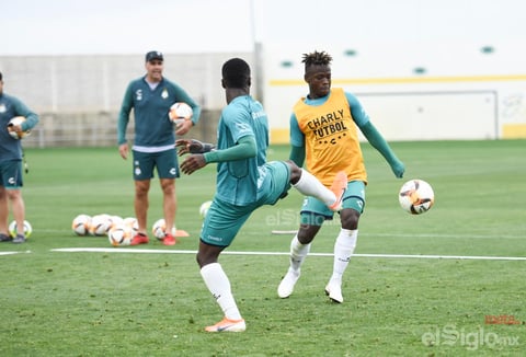 Santos entrena ante aficionados