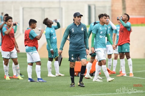 Santos entrena ante aficionados