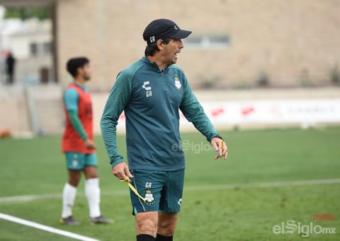 Santos entrena ante aficionados