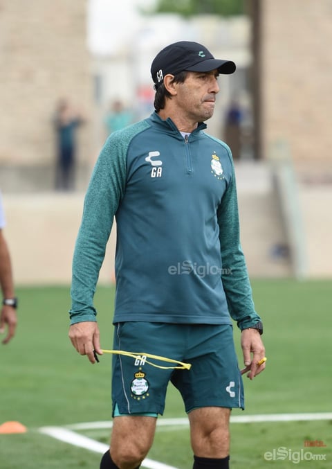 Santos entrena ante aficionados
