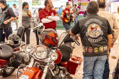 Después de que se llevó a cabo el registro de los participantes, los motociclistas subieron a sus fieles compañeras.