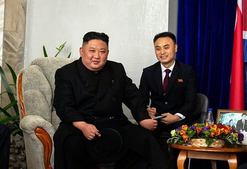 La delegación norcoreana partió posteriormente hacia la cercana isla de Russki, donde está el campus de la Universidad Federal del Lejano Oriente y donde se reunirá mañana con Putin.