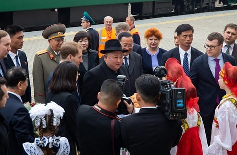 El líder norcoreano llegó a Vladivostok procedente de Jasán, donde hizo una parada sobre las 10:30 hora local (00:30 GMT) tras cruzar la frontera ruso-norcoreana.
