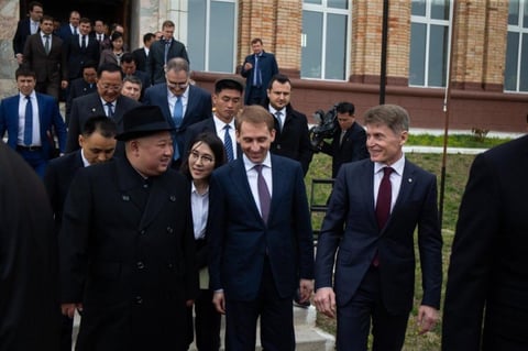 Allí recibió un ramo de flores y donde le fue ofrecido el tradicional pan con sal, según mostraban las imágenes de Rossiya, a la que Kim declaró que había llegado a Rusia 'con un cálido sentimiento'.