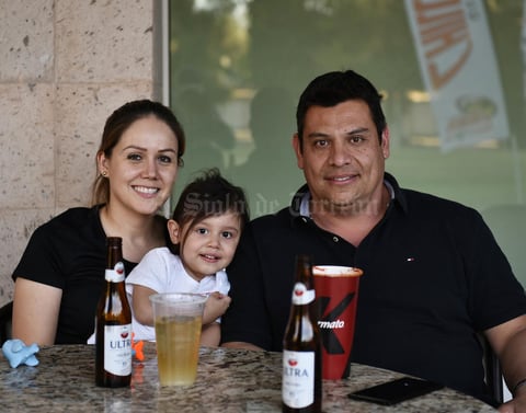 25042019 GRATOS MOMENTOS.  Ivette, Regina y Rogelio.