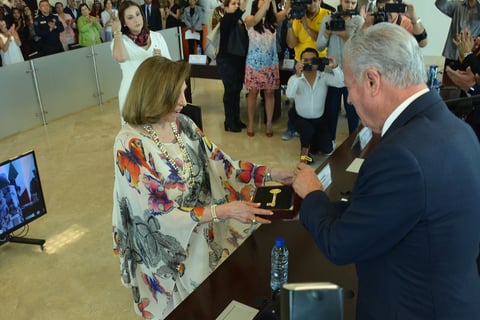 Ayuntamiento entrega llaves de la ciudad a fundadora de CIJ