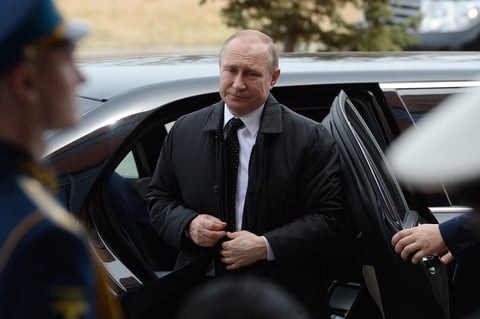 Putin llegó a la sede de la cumbre en helicóptero, ya que la ULFJ está en la isla Russki, a la que se puede acceder por carretera gracias a un gran puente atirantado. Su desplazamiento por tierra hubiera supuesto prácticamente paralizar la ciudad y desplegar un dispositivo de seguridad.