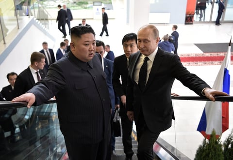 En el escenario de la cita entre Putin y Kim, la Universidad Federal del Lejano Oriente (UFLJ), el ambiente era bastante distendido y los dos líderes se mostraron relajados.