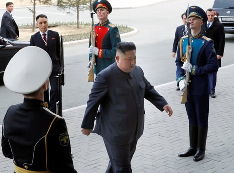 Unos veinte minutos despuésde Putin hizo su aparición Kim. En su caso, el viaje fue aun más corto, pues había pernoctado en un complejo residencial de la universidad.