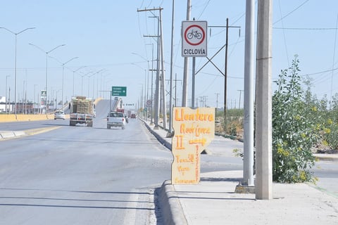 En la carretera a Mieleras de la calzada Gómez Morín a bulevar Ferropuertos puede encontrarse una de las pocas ciclovías de la ciudad, pero sin el mantenimiento necesario para su uso.