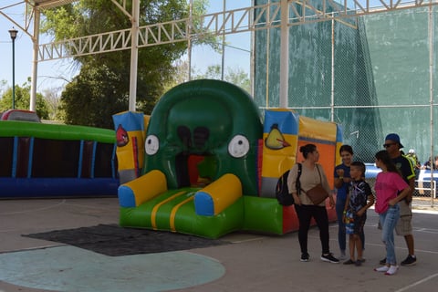 Los que no se mojaron. Familias lerdenses acudieron al aquasplash Lerdo, que con motivo del día del niño. El Ayuntamiento celebró así a los reyes del hogar, pero también había muchos brincolines para los que no quieren mojarse todavía.