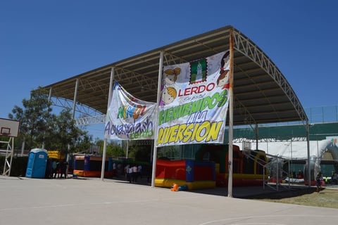 Arrancaron este viernes en la Deportiva. En punto de las 11:00 de la mañana de este viernes 26 de abril fueron abiertas las puertas de este parque acuático en el que se congregaron familias completas para celebrar el día del niño, donde disfrutaron de las atracciones totalmente gratuitas. Son varios los espacios que se destinan a los niños en esta temporada.