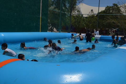 Inician actividades en el Aqua Splash. Desde este viernes los pequeños acudieron acompañados de sus familias y aprovecharon las instalaciones que ocupan toda la zona de la Velaria y de las canchas durante estos tres días que dura el festival para los niños.