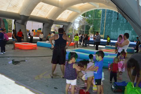 Hay espacios para todas las edades. Hay albercas más pequeñas para los niños de dos y 4 años para que también puedan disfrutar y se colocó una techumbre provisional para que no sufran por quemaduras del sol. También hay vigilancia de las autoridades.