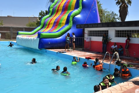 Los niños más grandes y adolescentes también fueron En el lugar se cuenta con más de 25 juegos inflables, entre los que destaca “La Pirámide”, siendo este el inflable acuático más grande de México, según informó el Ayuntamiento. En la zona de la alberca también se colocaron dos grandes resbaladillas para que puedan lanzarse directo a la alberca.