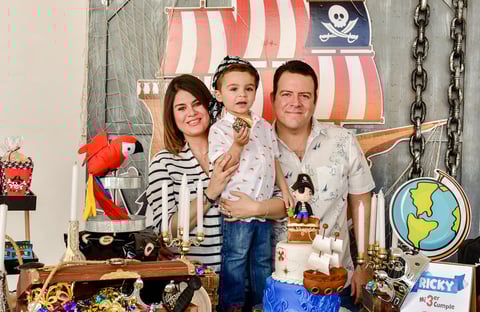 El cumpleañero con sus papás, Sofía Iduñate de García y Ricardo García