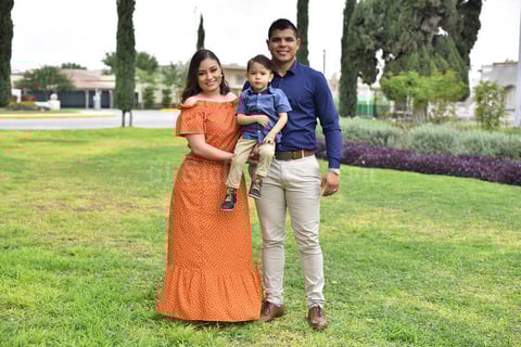 27042019 Cristina Torres Esparza dará el Sí, acepto a Carlos Alberto Alvarado Reyes. La Eucaristía se llevará a cabo en la Parroquia de La Sagrada Familia, ubicada en la Colonia Las Rosas en Gómez Palacio, Durango. Como testigos de su pacto de amor, estarán sus padres, Cristina Esparza Cruz y Fco. Gerardo López Espinoza, así como Alicia Reyes Chávez y Carlos Alvarado Rodríguez. La recepción nupcial se realizará en el salón tradicional de El Club de Leones, a donde arribarán los seres queridos de la pareja.