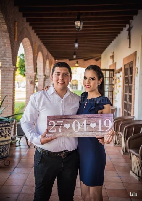 27042019 El enlace nupcial de la Dra. Mayela del Carmen Ortiz Hernández y su prometido, el Dr. Arturo Valadez Guerrero, se llevará a cabo en la Parroquia San Pedro Apóstol en punto de las 17:30 horas. Oficiará la Eucaristía el Párroco Antonio Ramírez García. Los padres de la pareja, Sra. María del Carmen Hernández de Ortiz y Sr. Hugo Gerardo Ortiz Zubiate; Sra. Gabriela Elvira Guerrero Arellano y Sr. José Arturo Valadez Moyeda, los acompañarán hasta el altar. Posteriormente, los novios se unen al festejo con amigos y familiares que los estarán esperando en el Salón Andalucía en el Centro de Convenciones  La Española.