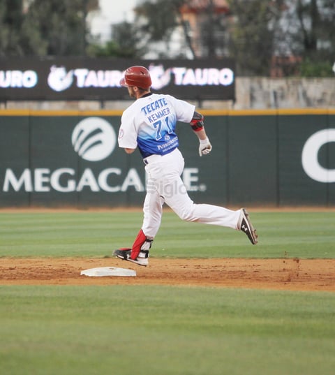 Carlos Muñoz, que está caliente, remolcó a dos compañeros con un sencillo al derecho. Loya volvió a remolcar con su segundo hit del juego. La otra entró en wildpitch.