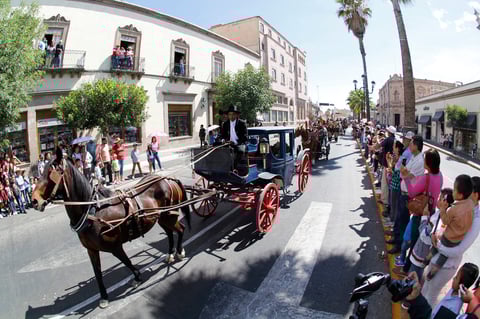Hubo algunos asistentes molestos por la tardanza en el inicio del desfile, ya que se programó a las 10:00 horas y pasó después de las 11:00.