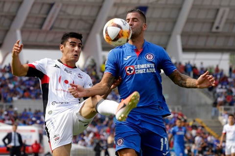 El Cruz Azul fue muy superior sobre los Lobos, que fallaron en festejar de manera correcta el cumpleaños 46 de su entrenador, Juan Francisco Palencia. Además de que alargó su buena racha a nueve cotejos sin perder.