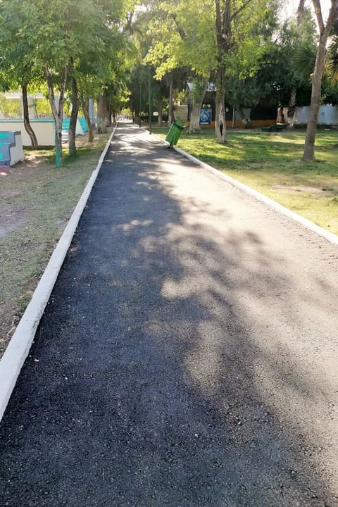 Uno de los pasillos que corre sobre las canchas de futbol y basquetbol fue pavimentado para comodidad de los deportistas; se mejoró la cordonería y la limpieza del lugar.