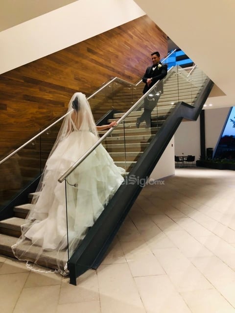 Erandeny Susana Chávez Canales y Alejandro Rangel Barba, se convirtieron en marido y mujer la tarde del 13 de abril en la Parroquia de la Medalla Milagrosa, donde fueron acompañados por sus padres, Rosa Isela Canales de Chávez y Jorge Onésimo Chávez; Monica Rangel de Barba y Juan Manuel Rangel. La fiesta nupcial se ofreció en el Jardín Versalles, a donde arribaron seres queridos y cercanos a las familias.