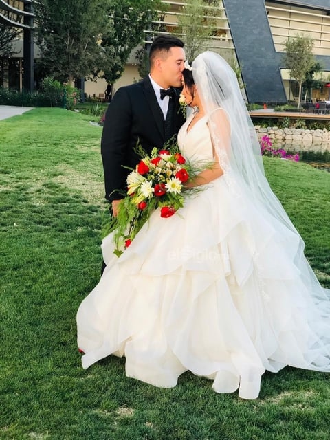 Erandeny Susana Chávez Canales y Alejandro Rangel Barba, se convirtieron en marido y mujer la tarde del 13 de abril en la Parroquia de la Medalla Milagrosa, donde fueron acompañados por sus padres, Rosa Isela Canales de Chávez y Jorge Onésimo Chávez; Monica Rangel de Barba y Juan Manuel Rangel. La fiesta nupcial se ofreció en el Jardín Versalles, a donde arribaron seres queridos y cercanos a las familias.