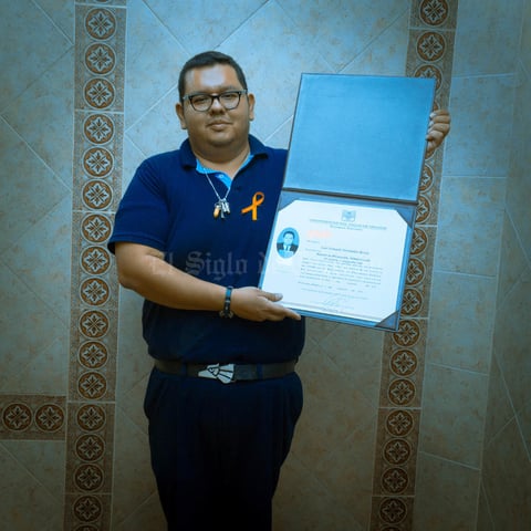28042019 RECIBE TÍTULO DE POSGRADO