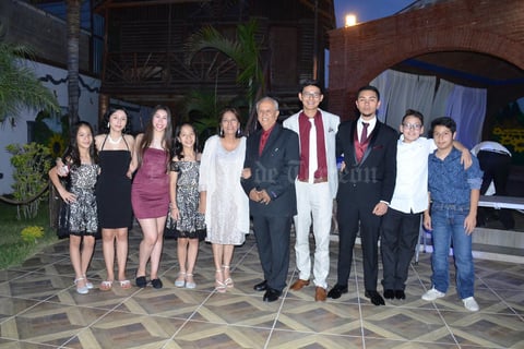 29042019 BODAS DE ORO.  Jaime Hernández Caballero y Alicia Carrasco de Hernández acompañados de sus nietos.