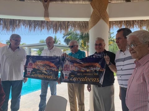 29042019 GRATA NOTICIA.  Momento en que se da a conocer la sede para el 7o. Encuentro de la Generación 1955-1966 del Instituo Francés de La Laguna, que será en Zacatecas. De izquierda a derecha: Fernando González, Jaime Mier, Baltazar Valles, David Sada, Enrique Maisterrena y el Hno. Rubén Sámano, padrino de la generación.
