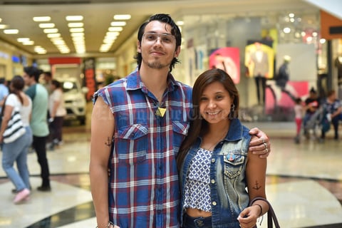 29042019 EN EL MALL.  Alonso y Mariana.