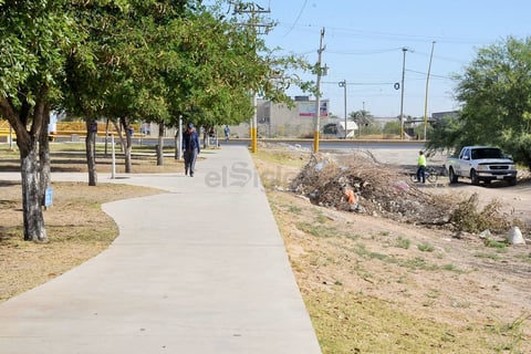 A un lado de la plaza se halla un montón de ramas secas y basura, que los visitantes dejan.