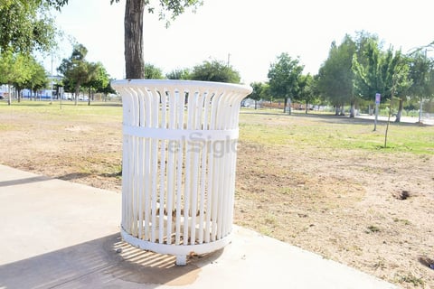 El lugar asignado para echar la basura no cuenta con un contenedor que pueda almacenar la que se acumula, es sólo una estructura de metal con espacios abiertos por donde se pueden escapar los desechos.